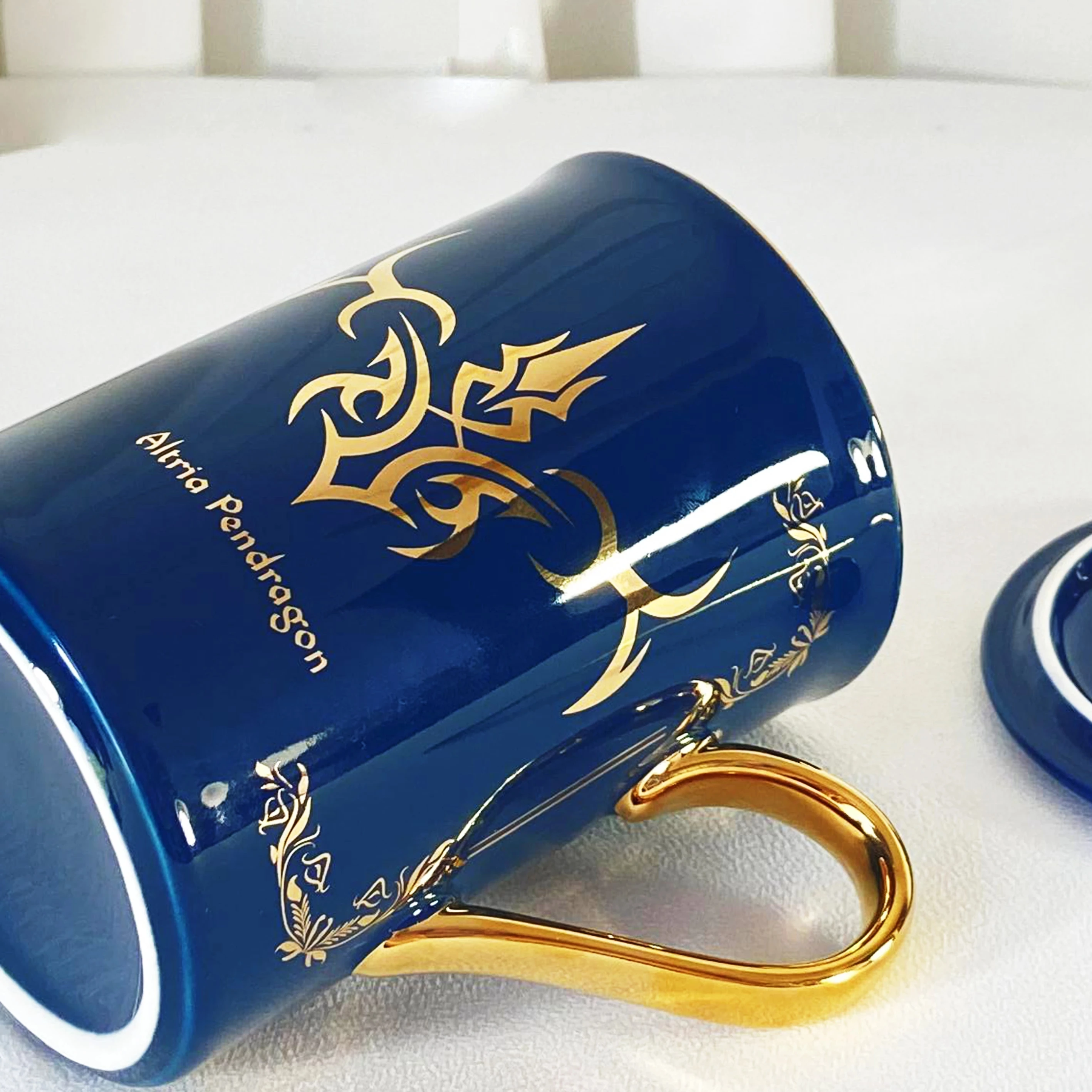 Аниме Фэйт/найт: Тосака Рин Сэйбер Кружка для кофе из керамики с золотым тиснением с ложкой и крышкой для мужчин и женщин, модная, подарочная на Рождество.