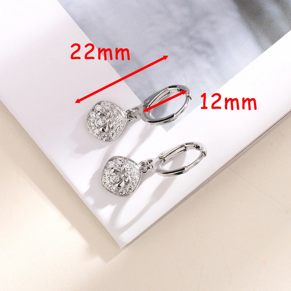 Женские квадратные серьги-кольца с ромбовидным бантом и фианитами