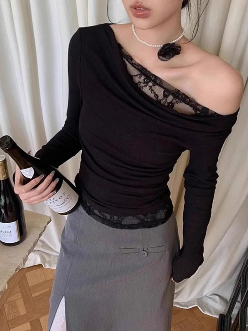 Женский топ с длинными рукавами и драпировкой на плечах кружевной деталью