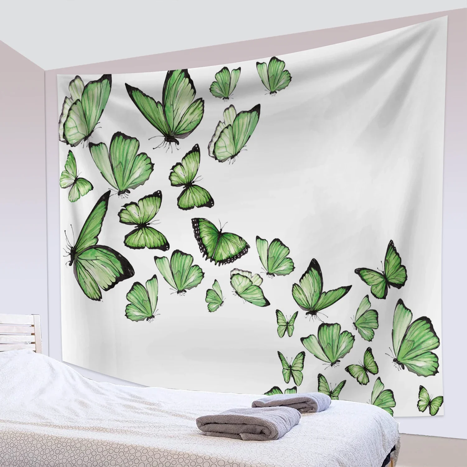 Черно-белый гобелен с бабочками и молями