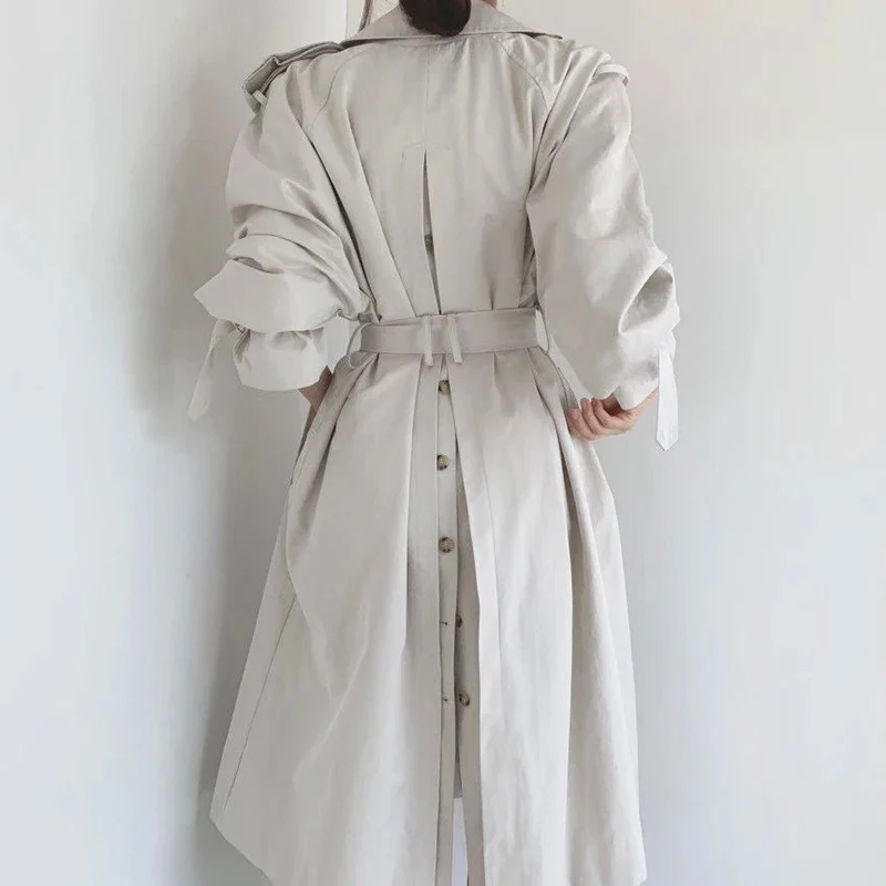 Корейская ветровка средней длины с поясом женский дизайн разрезом на спине и