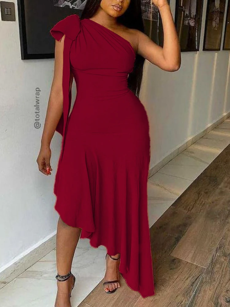 

Женское облегающее платье на одно плечо, с бантом и оборками