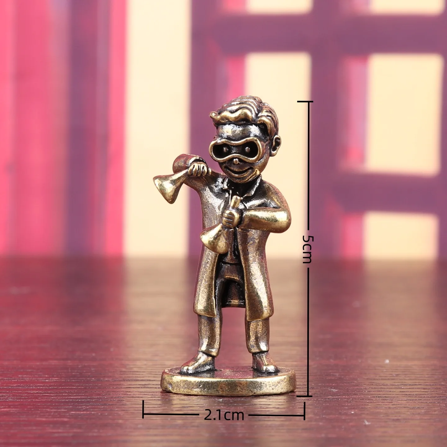 

Миниатюрная латунная статуэтка ученого