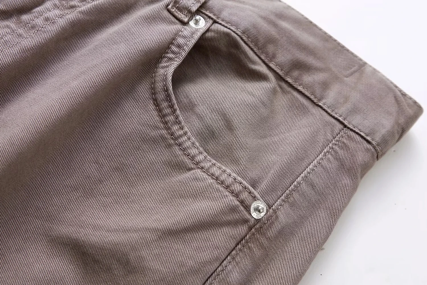 Брюки-карго женские осенние с карманами и широкими штанинами