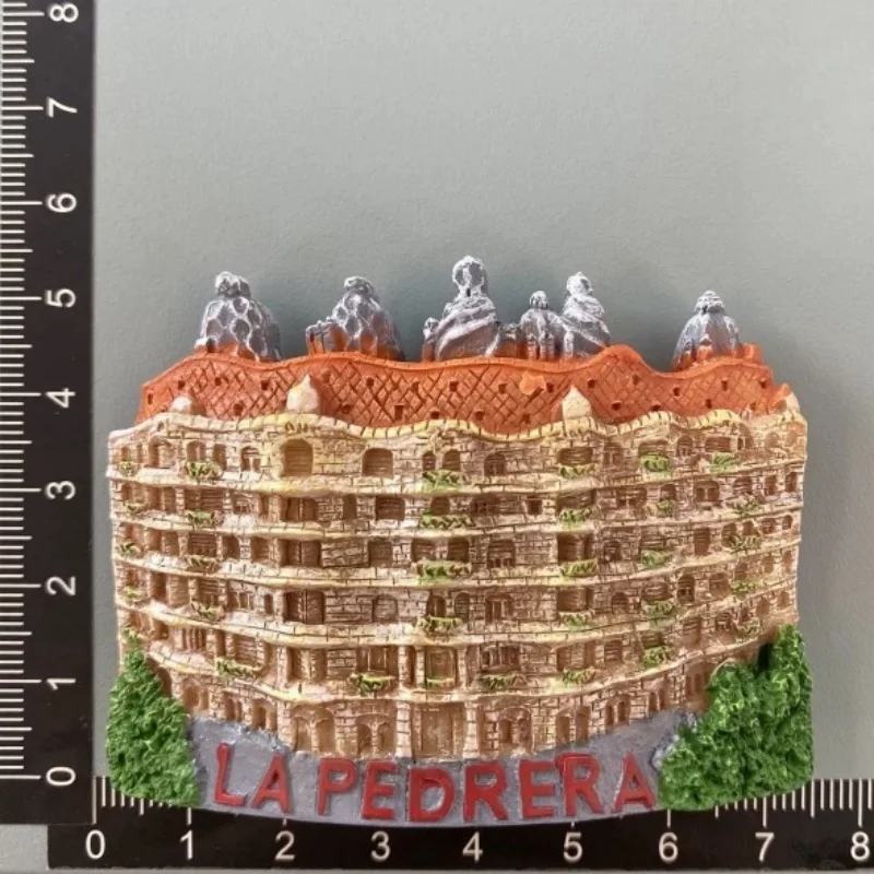 Фото Сувенирный 3D-магнит на холодильник с видами испанских городов: Барселона, Севилья, Мадрид, Михас. Смоляная наклейка на холодильник, туристический подарок. №5