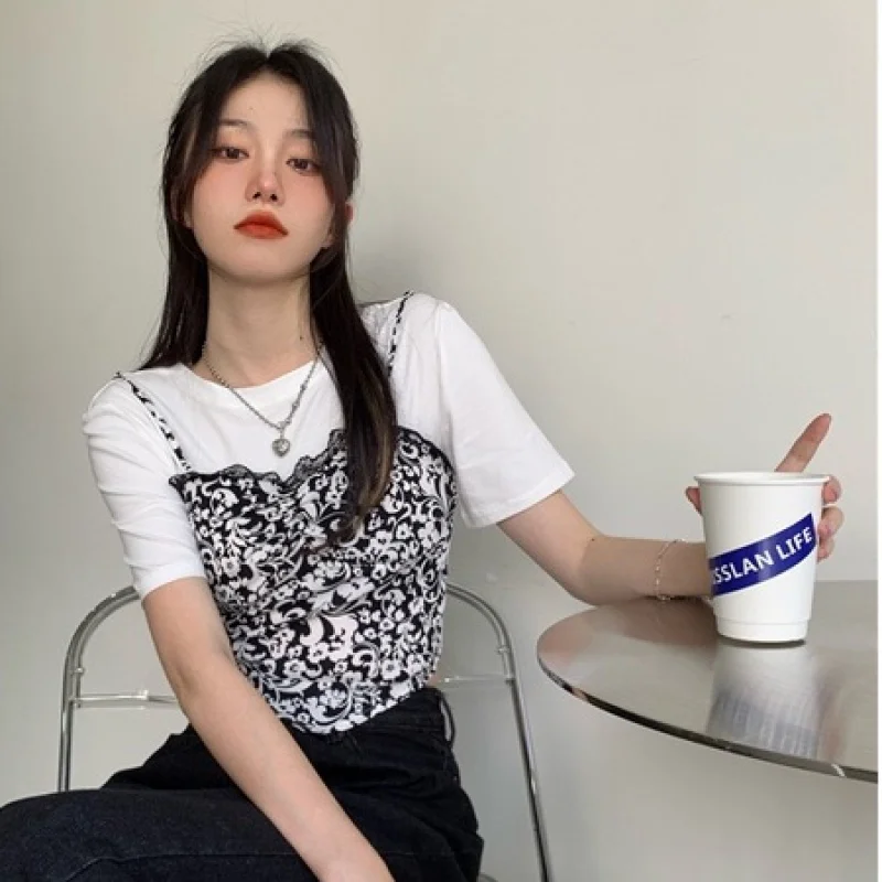 

White short-sleeved T-shirt women's floral sling two-piece cropped top