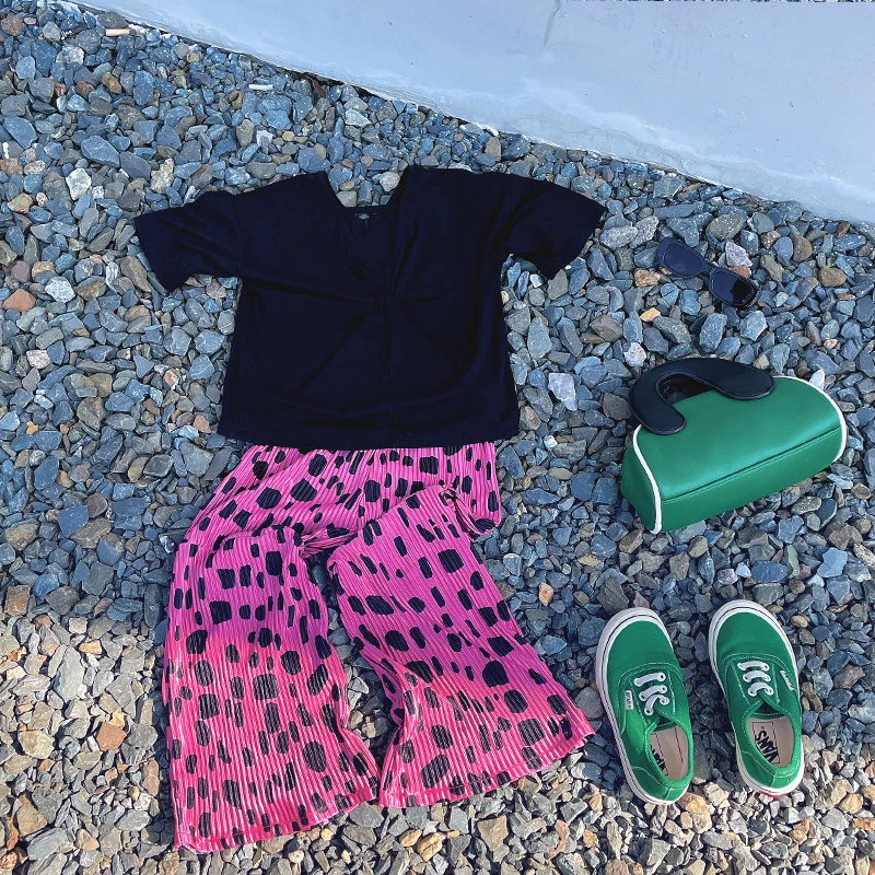 Комплект из футболки и брюк с леопардовым принтом V-образным вырезом |