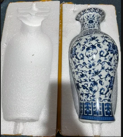 Антикварная ваза из сине-белого фарфора Jingdezhen