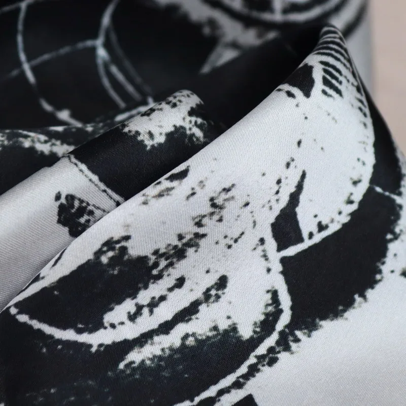 Женский шелковый шарф с принтом камелия