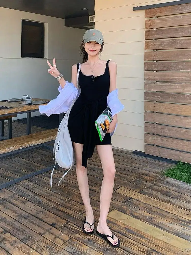 Женское облегающее платье на бретельках серое обтягивающее короткое