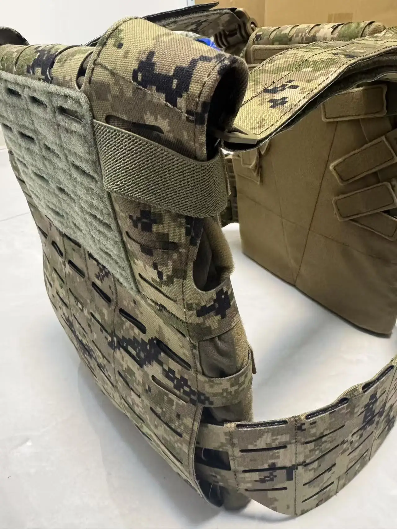 Фото Комплект жилетов Shaw SC ARC CADPAT Multi Terrain V2, изготовленный из композитной ткани 500D и 1000D, канадский вседорожный жилет с лазерной резкой. №5