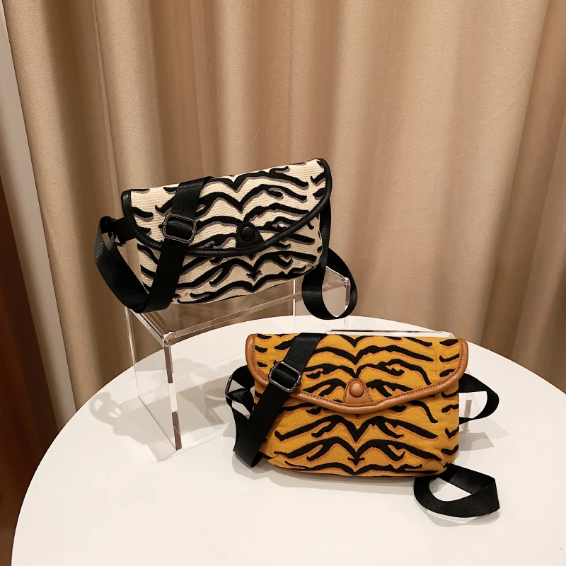

Модная женская маленькая нагрудная сумка с тигровым узором, осенняя новая сумка через плечо из искусственной кожи и холста, прошитая через ...