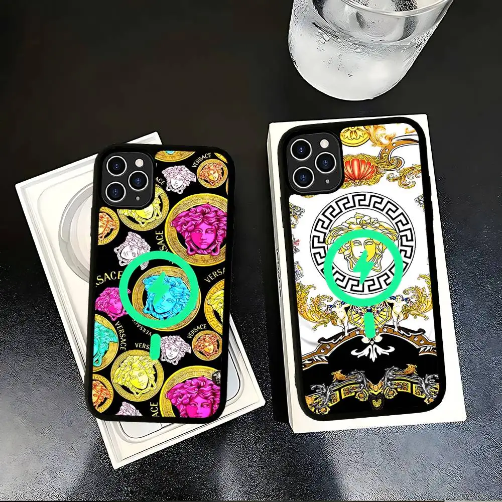 Фото Модный и роскошный чехол для телефона V-Versace для iPhone 17 Air 16 15 14 13 12 11 Pro Max Plus с поддержкой беспроводной зарядки Magsafe. №3