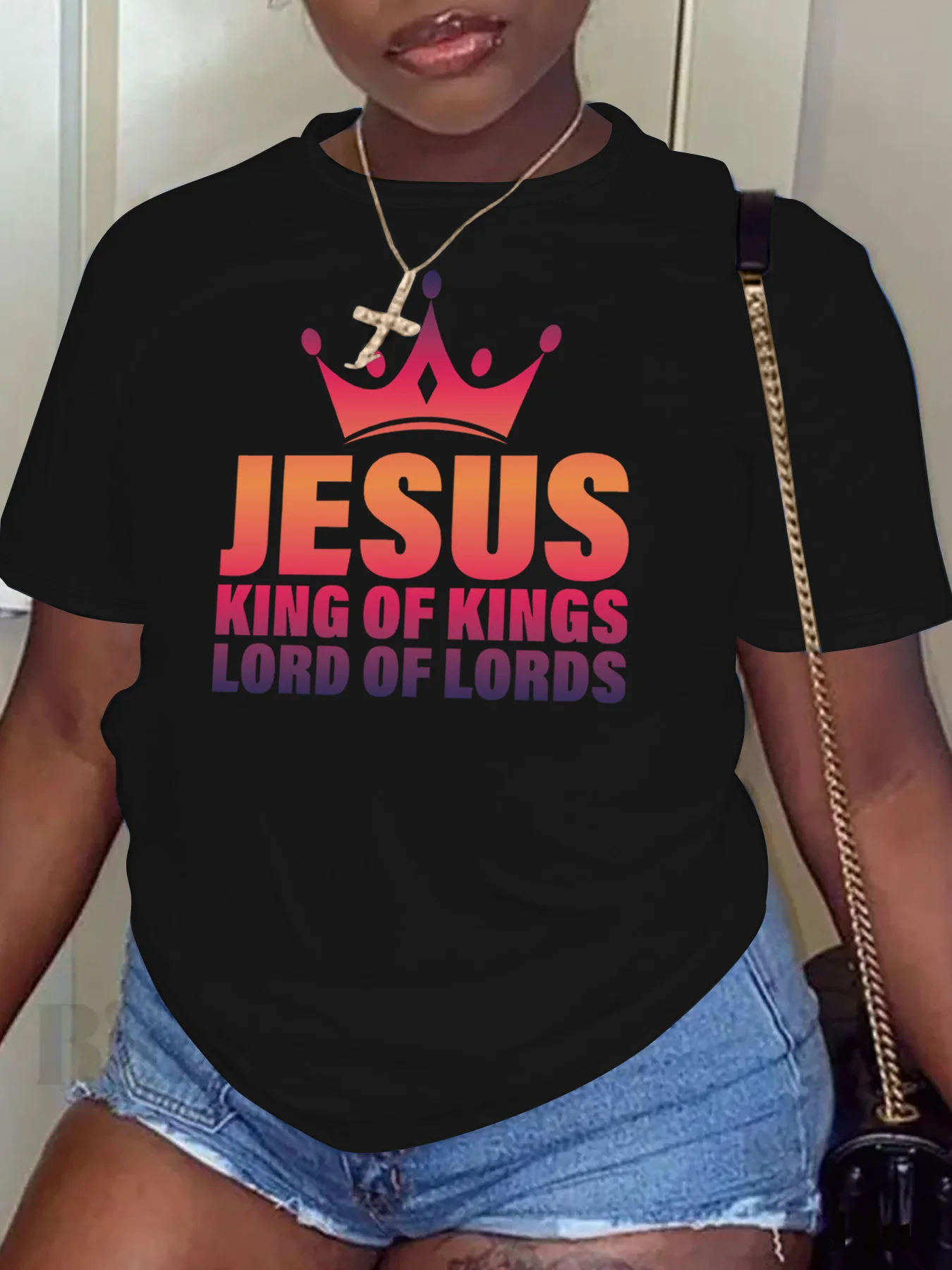 Женская футболка с круглым вырезом коротким рукавом и надписью