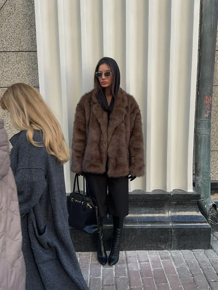 Женское пушистое пальто из искусственного меха с шоколадными лацканами