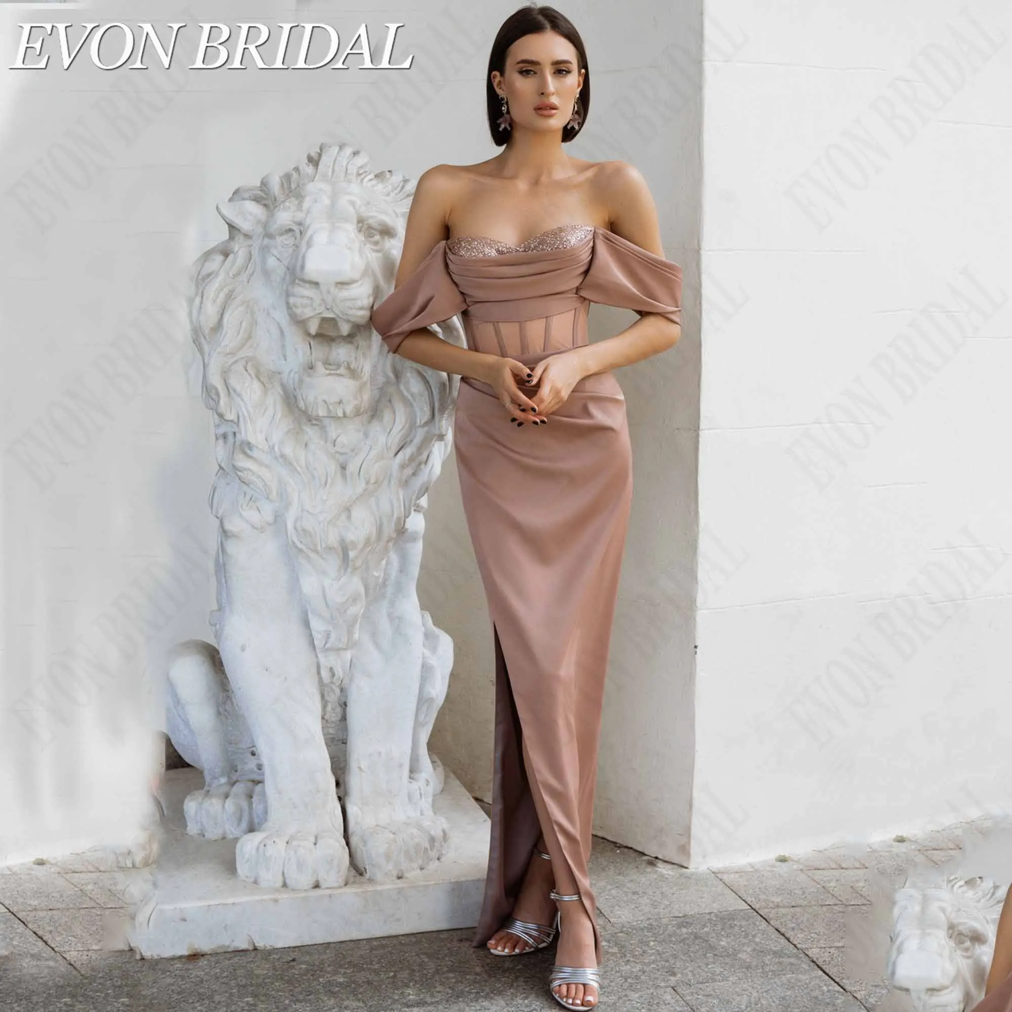 Фото EVON BRIDAL — элегантные атласные платья в стиле «русалка» на выпускной 2026 года, сшитые на заказ; женское платье для гостей свадьбы с открытой спиной, оголенными плечами и рюшами, с корсетом, большие размеры №2