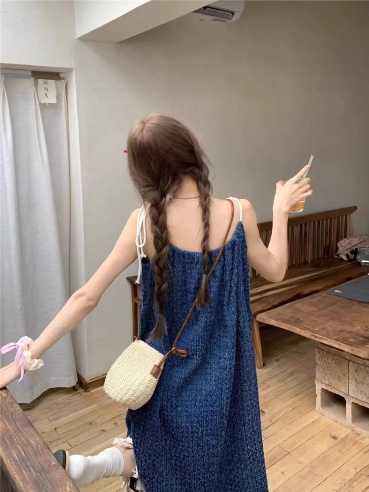 Женское платье средней длины из джинсовой ткани эффектное приталенное с