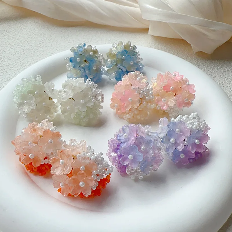 Серьги-гортензии из бисера кремового цвета с картиной маслом