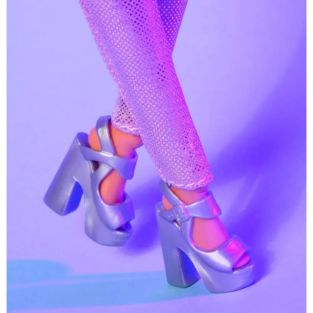 Шарнирная кукла Барби