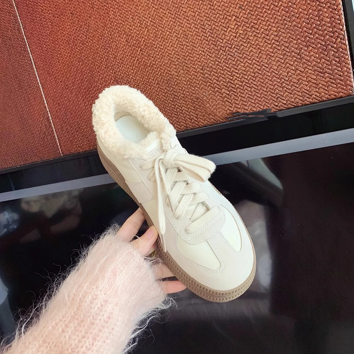 Женские кожаные Лоскутные кроссовки с коротким плюшем коллекция 2024 года узкие