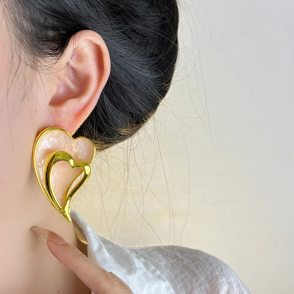 Темпераментные эмалированные двухслойные полые серьги-капли в форме сердца для