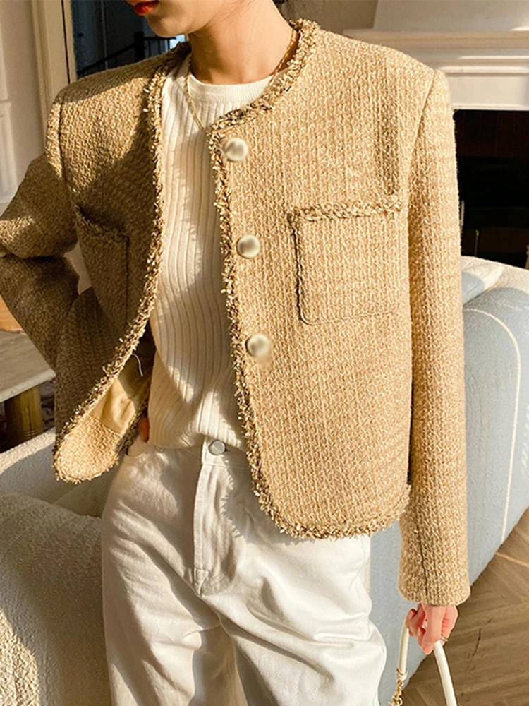 Женская короткая куртка с круглым вырезом длинным рукавом и металлическими