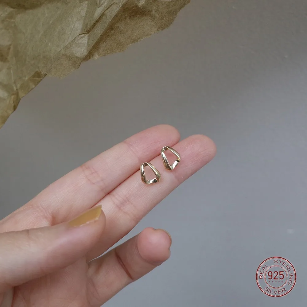 

Женские треугольные серьги-гвоздики из серебра 925 пробы