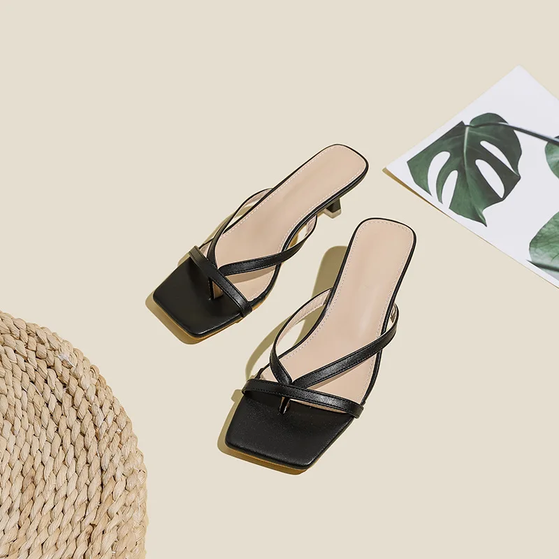 

Herringbone Flip Flop 2022 New Fashion Simple Square Head Sandal Low Heel Minority Slipper