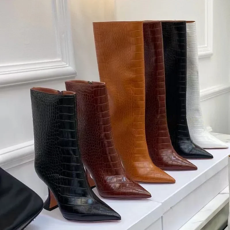 Подиумные ботинки со змеиным принтом и боковой молнией с острым носком на