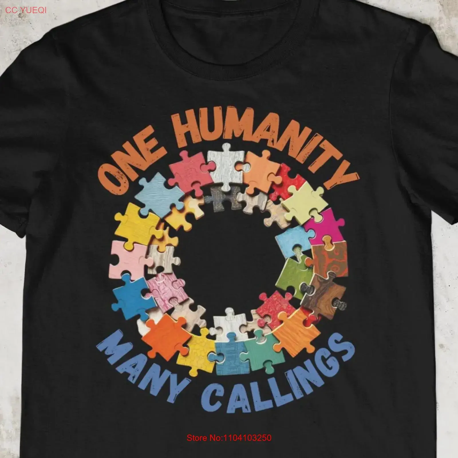 Фото Футболка One Humanity Many Calling: Празднование разнообразия, включительность, целеустремленность, вдохновение. Ретро-винтажная дизайнерская одежда с эффектом потертости. №1