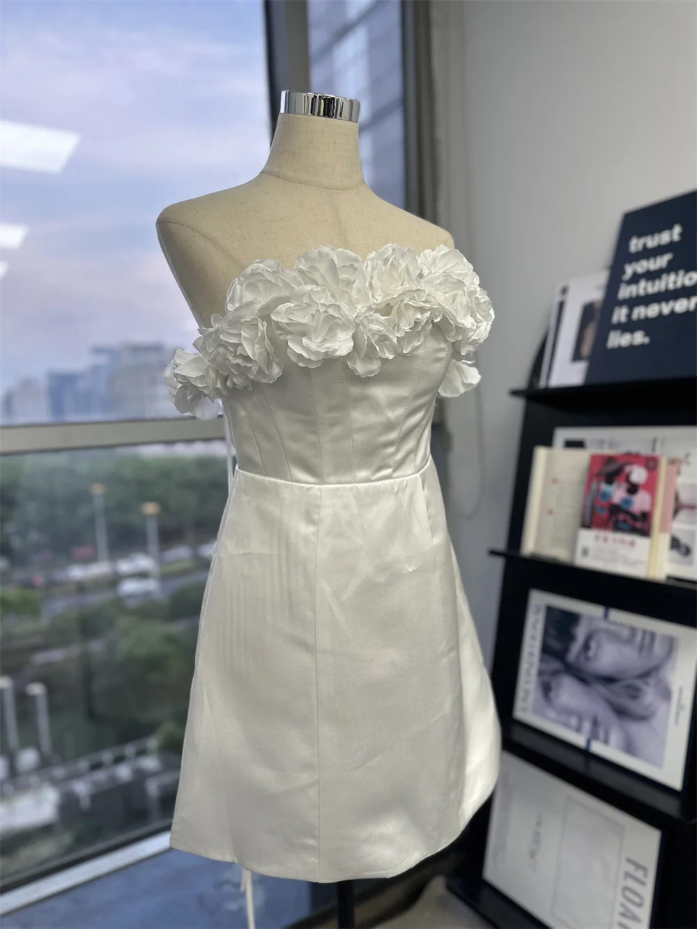 Короткие Свадебные Платья-мини с открытыми плечами и цветочным вырезом