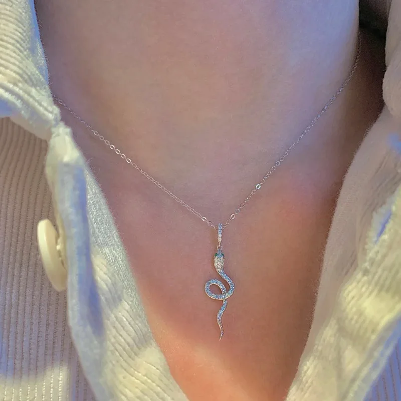 

New Green Eyes Snake Necklace For Women Fashion Personality Luxury Snake Pendant Necklace Wedding Jewelry Birthday Gifts