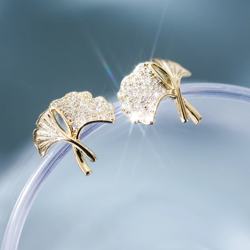 

Женские серьги в виде листьев гинкго