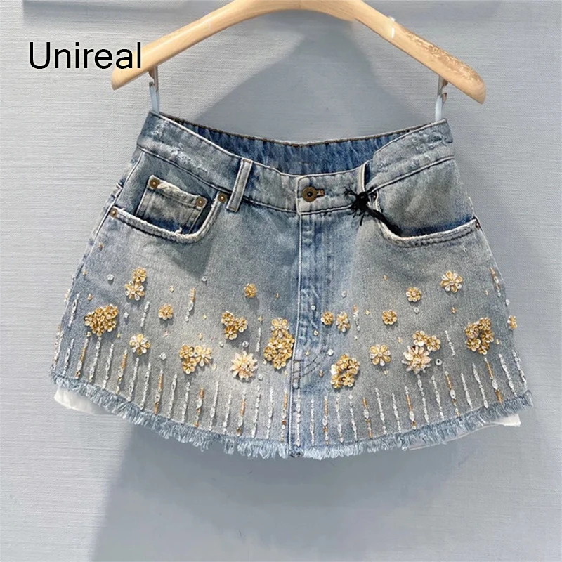 

Женская джинсовая мини-юбка с завышенной талией и бисером