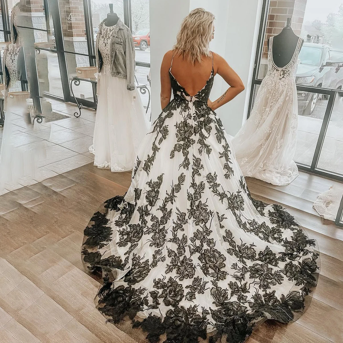 Черно-белое свадебное платье на бретельках с вышивкой и кружевом открытой спиной