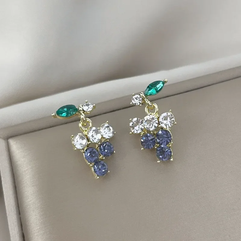 Новые простые серьги-гвоздики в виде милых фруктов фиолетового цветов маленькие