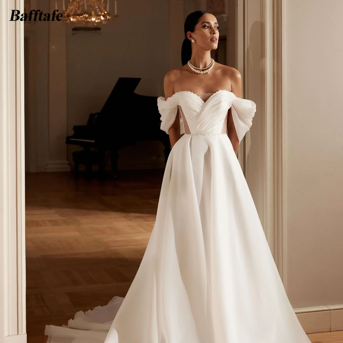 Свадебное платье с открытыми плечами из органзы