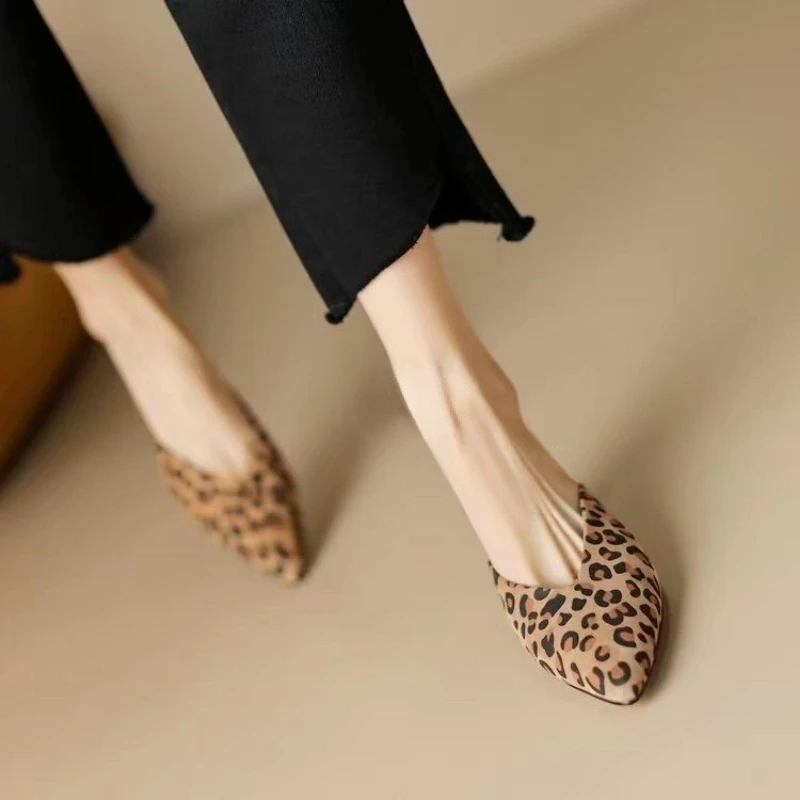 

2023 New Spring and Autumn Pointed Thin Heel Baotou Mid Heel Half Slippers Fashion Casual Leopard Pattern Low Heel Women's Shoes