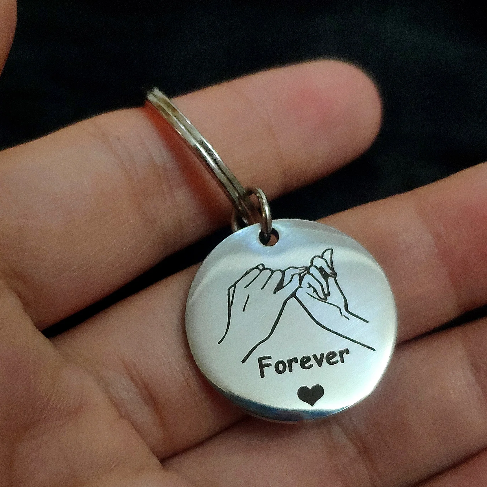 

Брелок «Hand in Hand Forever» для автомобильных ключей, металлический кулон из нержавеющей стали, украшения, круглый брелок для карт, подарок для пары, лучший друг