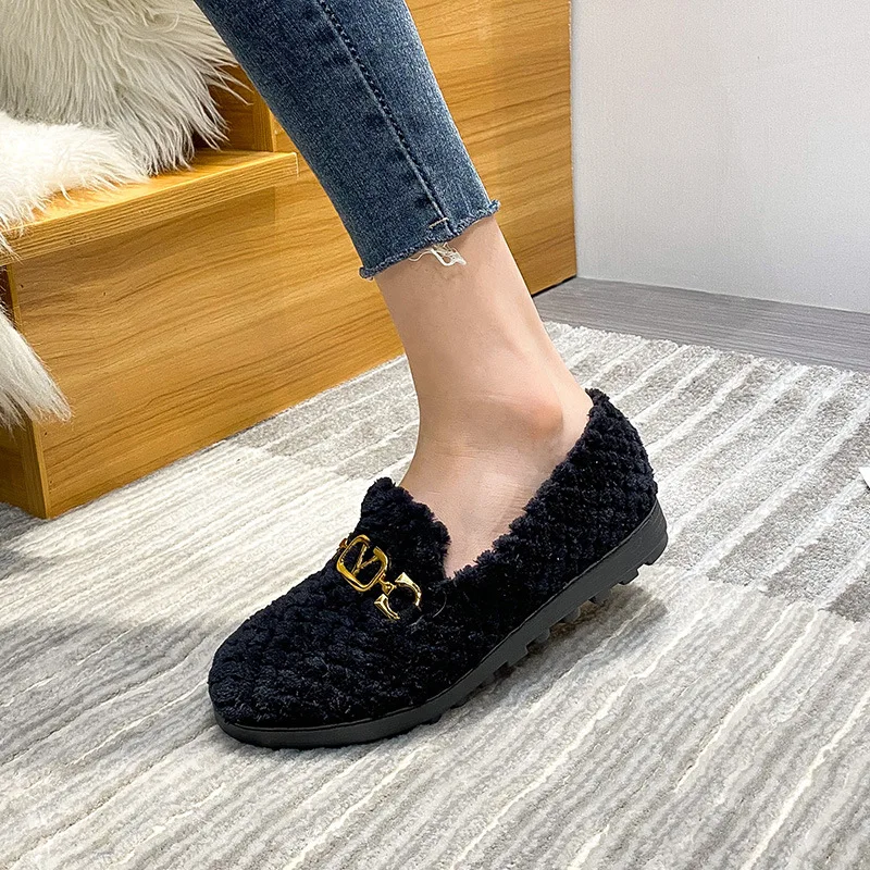 Fashion Metal Buckle Chain Design Plush Shoes Women Winter Outdoor Cotton Shoes Korean Style Faux Fur Platform Large Women Shoes