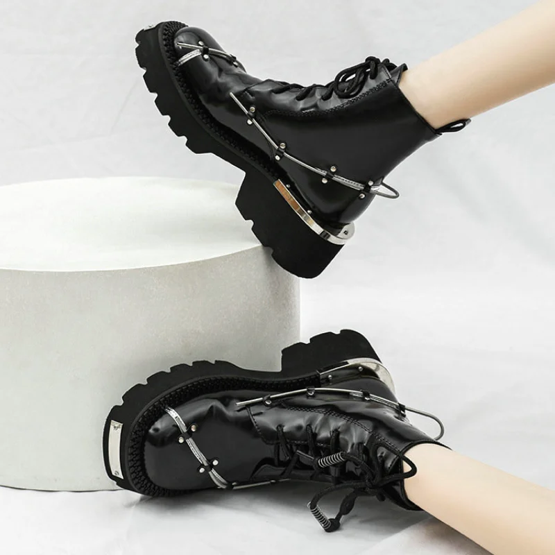 

Женские ботинки мартинсы на платформе, классические мотоциклетные ботинки на шнуровке, с металлическим украшением, Винтажная обувь с высоким берцем