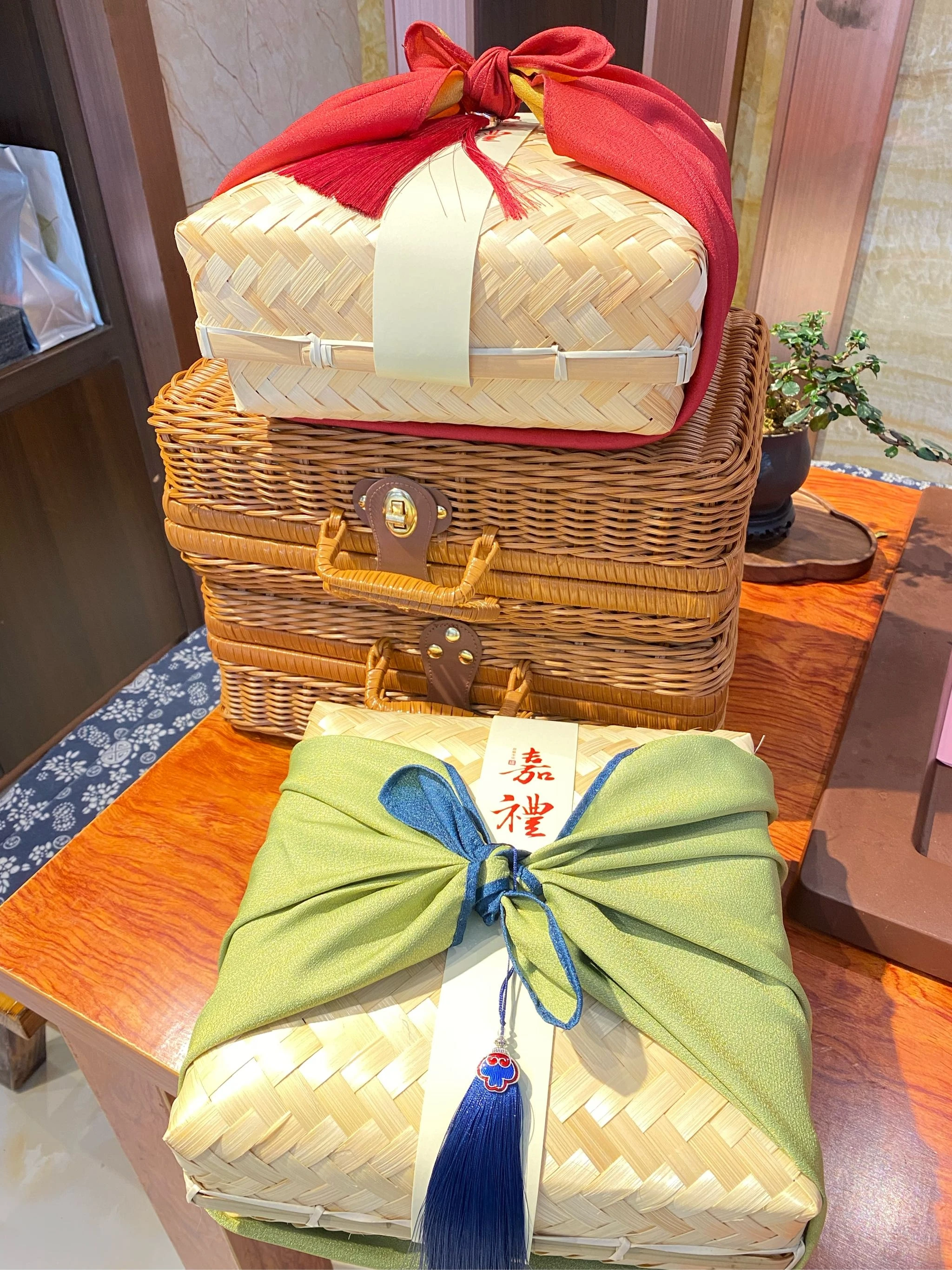 

Christmas gift box Retro cover bamboo storage gift box Tea gift box woven basket with hand gift empty box birthday gift box