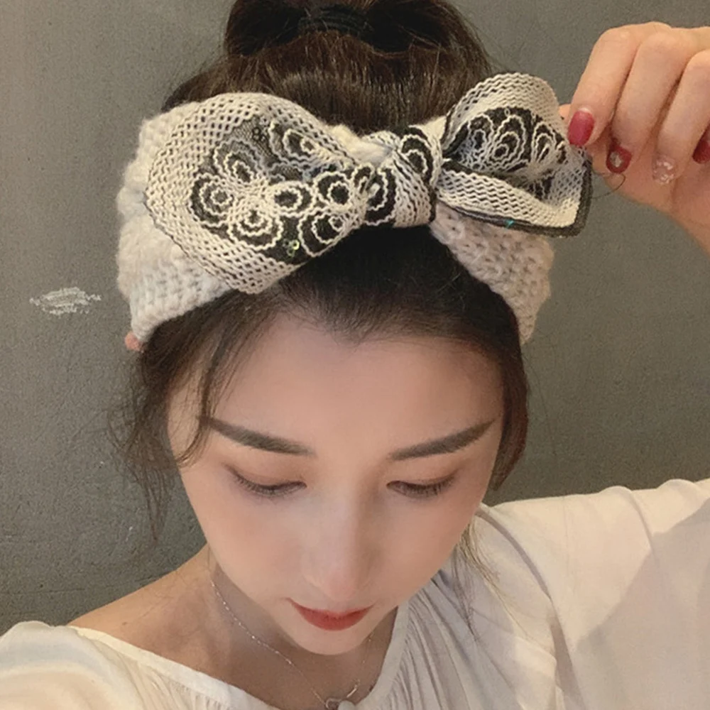 Вязаная широкая повязка на голову с вышитым бантом женская большим и заячьими