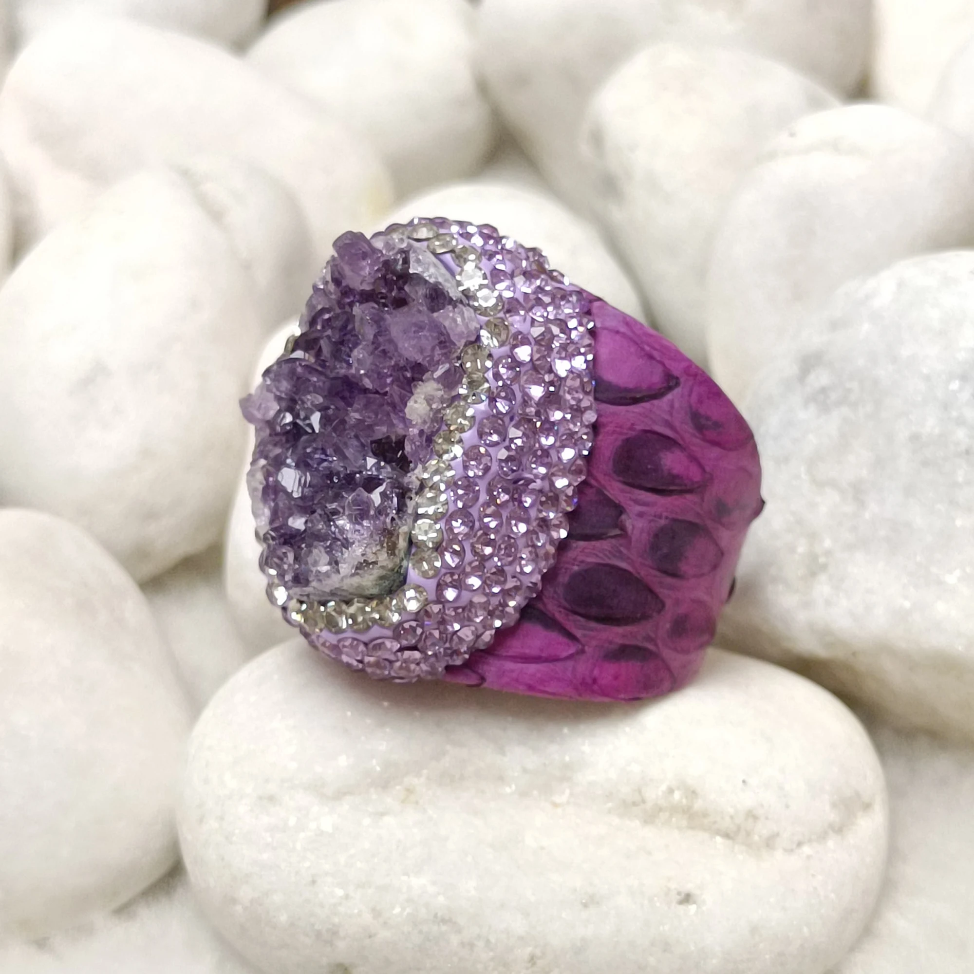 

Natural amethyst inlaid rhinestone leather ring ladies personality elegant temperament European and American exaggerated jewelry
