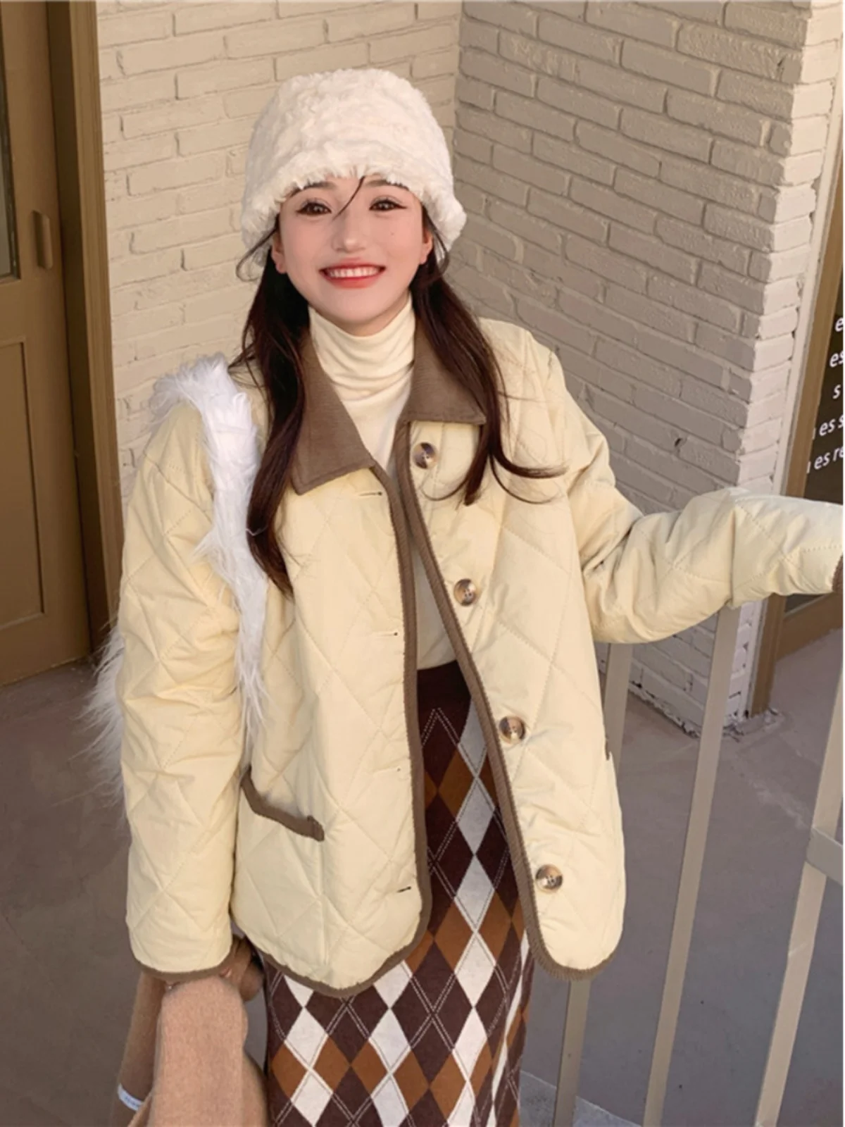 Куртка на хлопковой подкладке с маленькими ромбическими лацканами и длинными