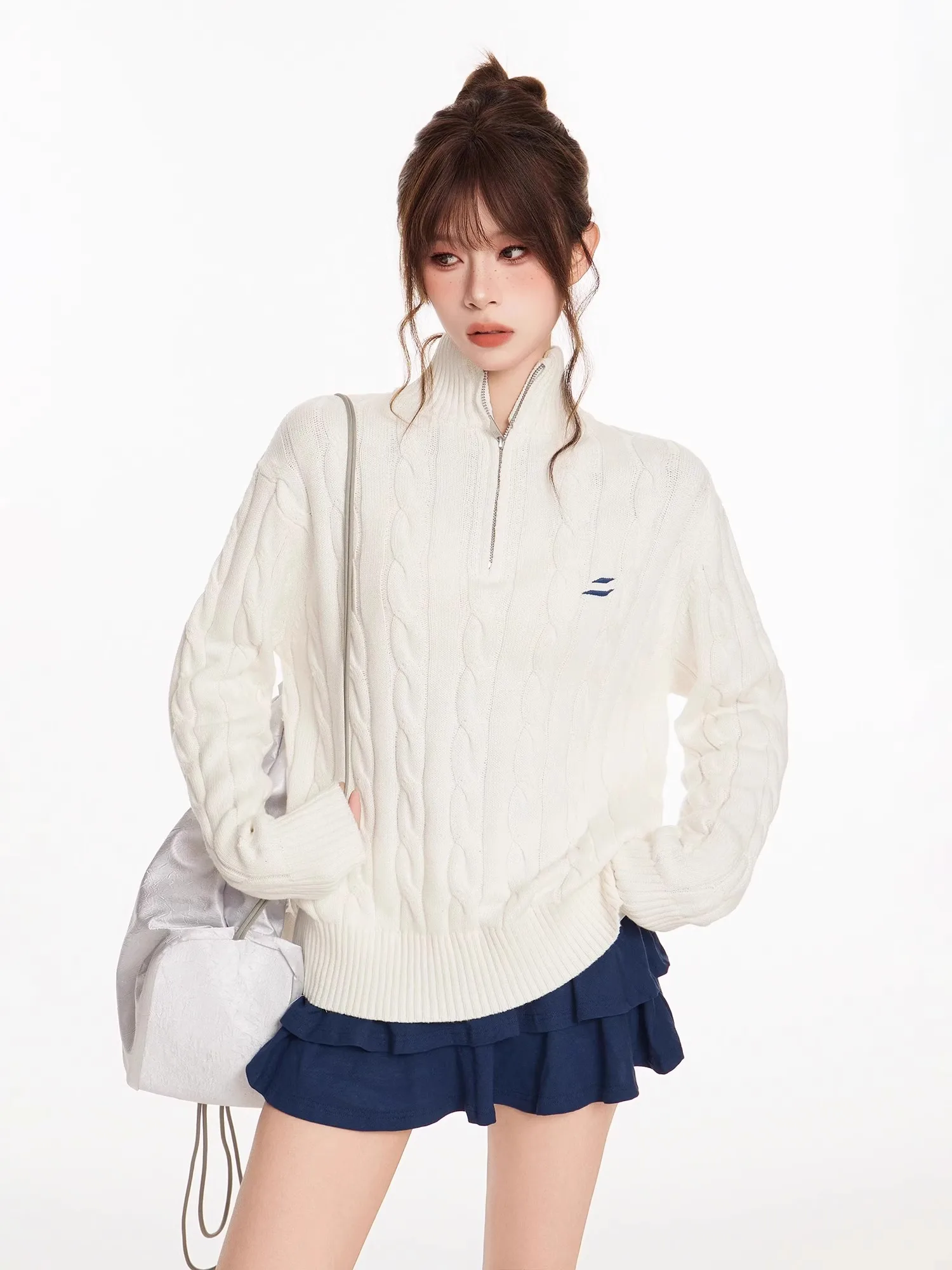 Кремово-белый вязаный свитер с воротником на полумолнии женский осенне-зимний