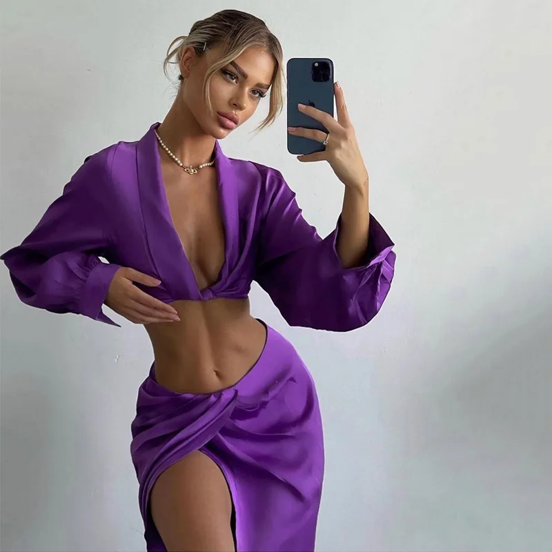 

Женский атласный комплект из двух предметов, короткий топ с длинным рукавом и юбка с глубоким V-образным вырезом