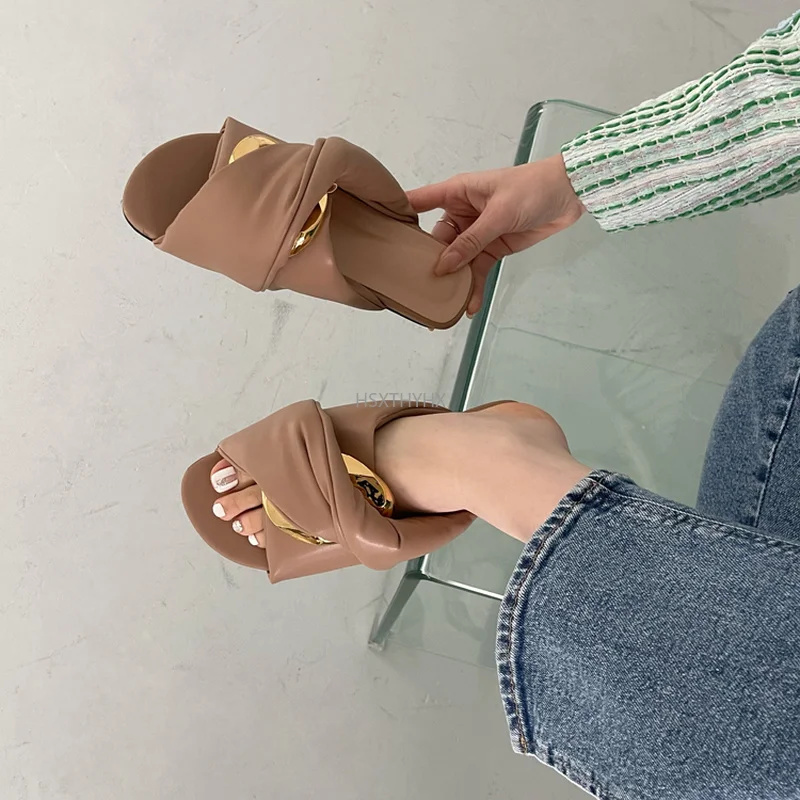 

Женские Плиссированные шлепанцы, летняя пляжная обувь с металлическим украшением, на плоской подошве, для отдыха, сандалии, 2022