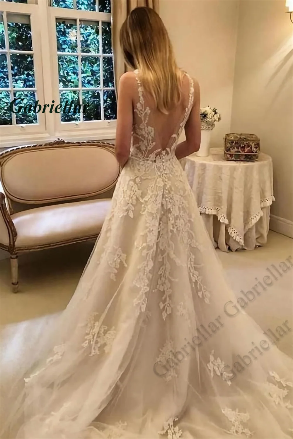 Рисунок 2 - Женское свадебное платье с открытой