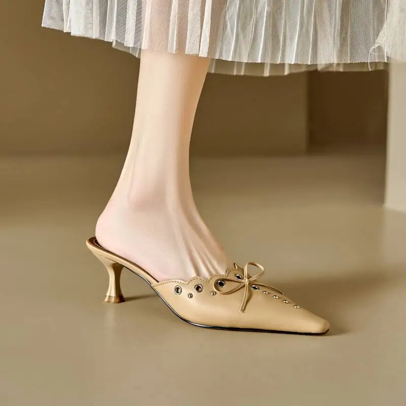 Женские туфли-лодочки из овечьей шкуры с острым носком и ремешком на пятке